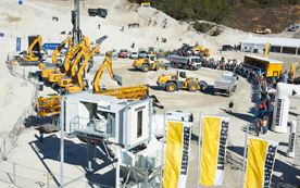 Reger Andrang bei der ersten Station der Liebherr RoadShow in Roppen.  